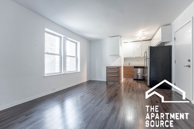 Building Photo - 925 W Carmen Ave