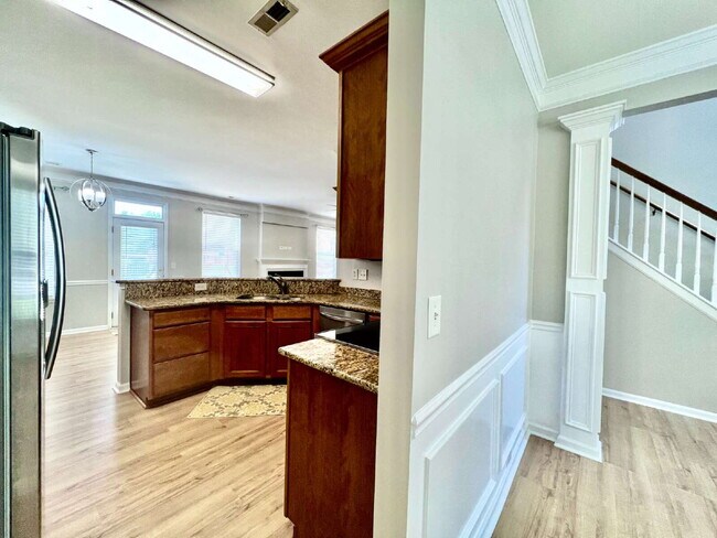 Building Photo - SPACIOUS 3 BEDROOMS!