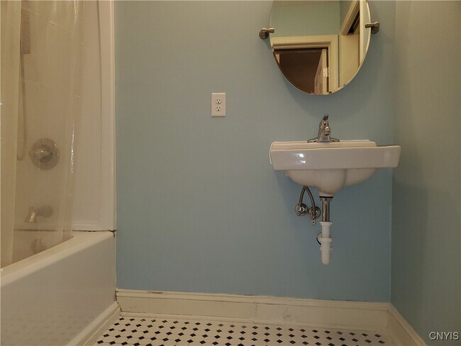 Building Photo - 813 S Salina St