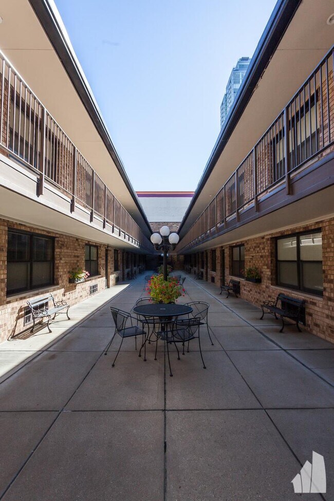 Building Photo - 1 bedroom in Chicago IL 60610