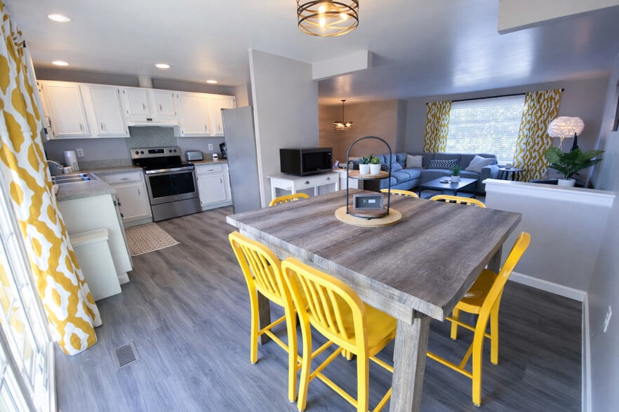 Building Photo - 11423-11425 5 Cedars Rd