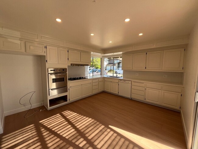 Building Photo - Flexible floorplan - Simi Valley 3+3 w/bonus room + EV charger!