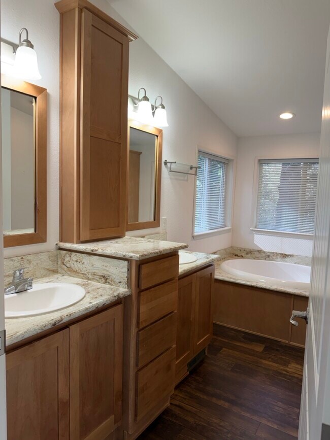 Building Photo - 13345 Pasquale Rd