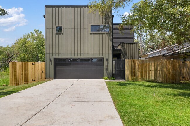 Primary Photo - 1420 Primrose St