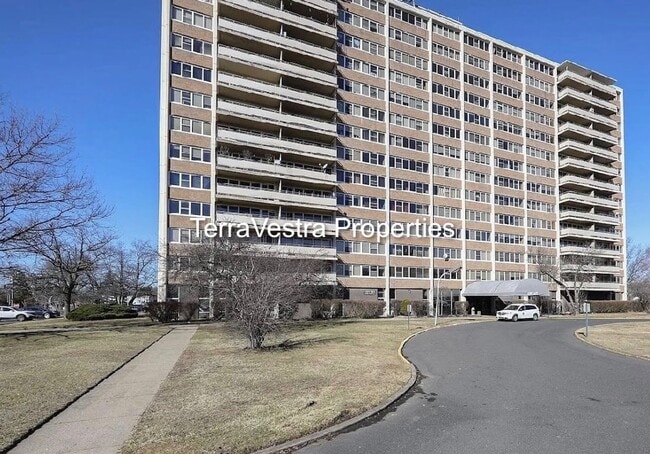 Building Photo - 1 Bed in Barclay Towers! Eligible for $500 Security deposit.