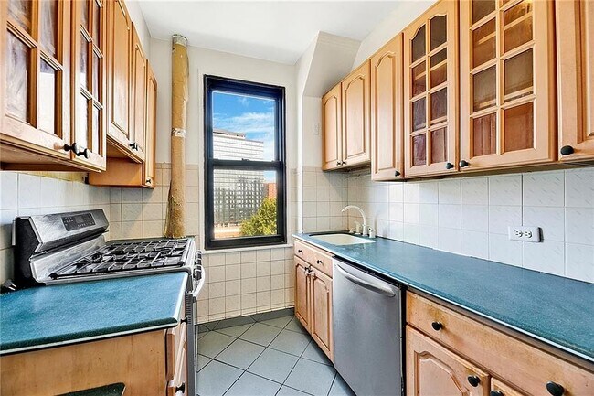 Building Photo - 98-10 64th Ave
