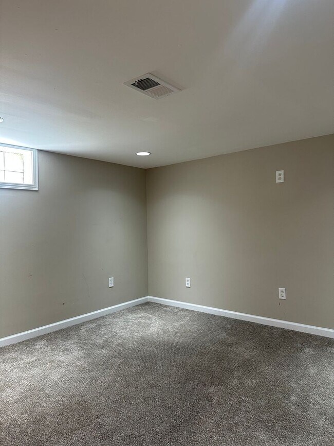 Building Photo - 4 Bedroom 3 Full Bathroom Home for Rent in...
