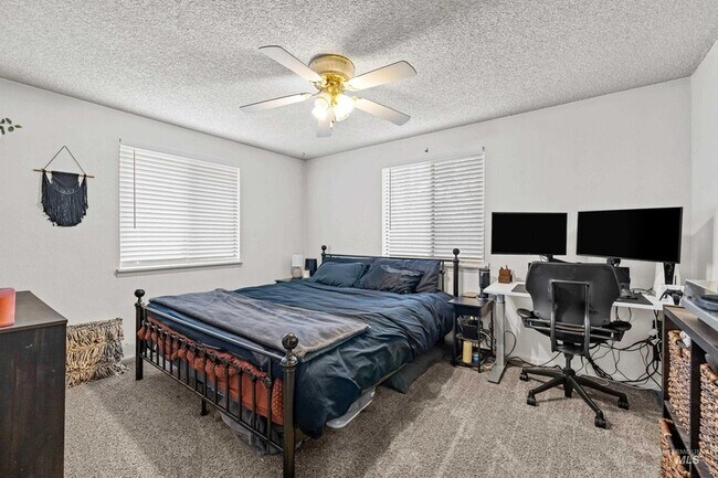 Building Photo - 10543 W Poppy St