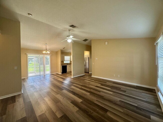 Building Photo - Great Location! 3 Bed, 2 Bath with Screened Lanai & More
