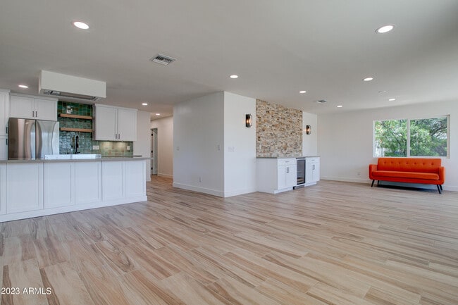Building Photo - 4806 S La Rosa Dr