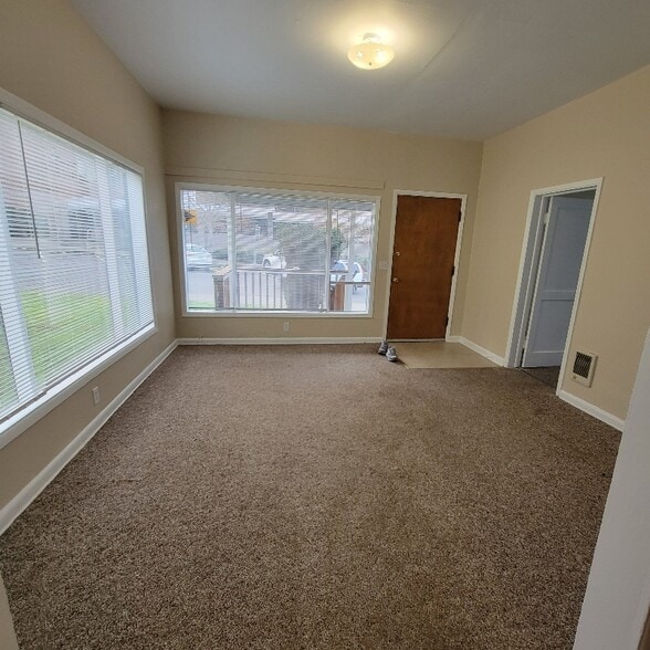 Building Photo - 319 SE Rose St