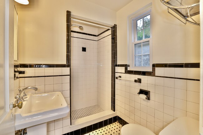 Building Photo - Spacious, Accessible Downtown Silver Spring Townhome!!.... Renovated Kitchen, Finished Basement, ...