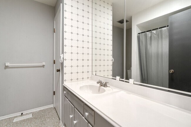 Building Photo - 2516 Westminister Dr
