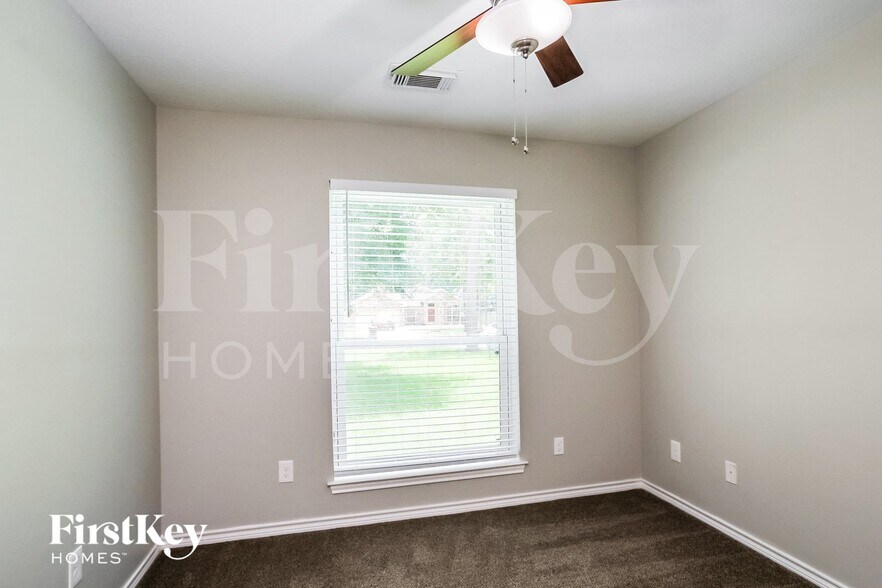 Building Photo - 503 Mesquite Dr