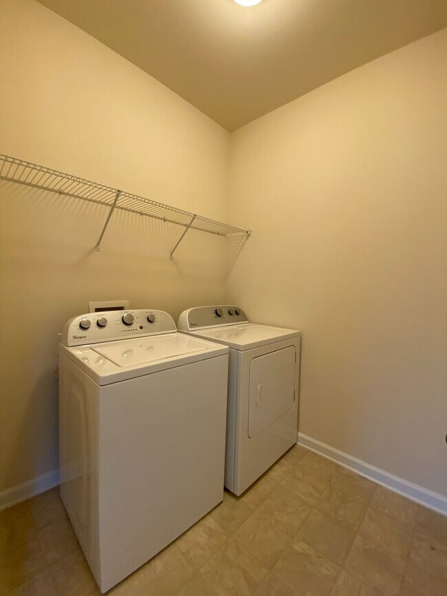 Building Photo - Beautiful 3 bed, 2.5 bath end unit townhome close to Duke!