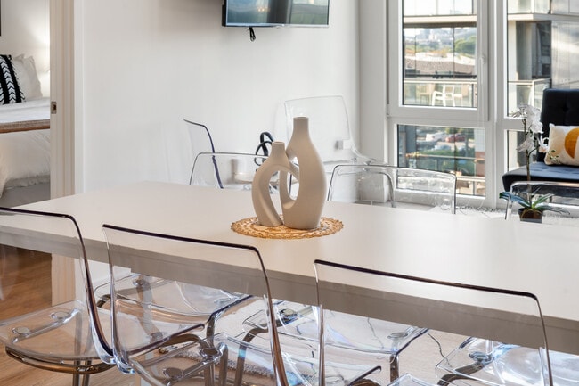 Building Photo - Central 4BR Apartment – Modern Living in Chicago