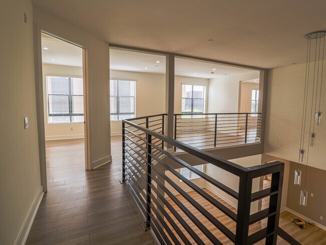 Building Photo - 575 Elm Ave