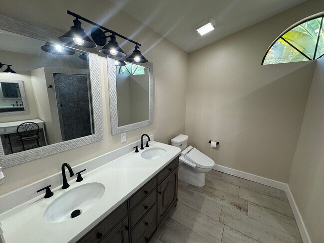 Building Photo - Your Dream Home Awaits! MASSIVE Backyard! ...