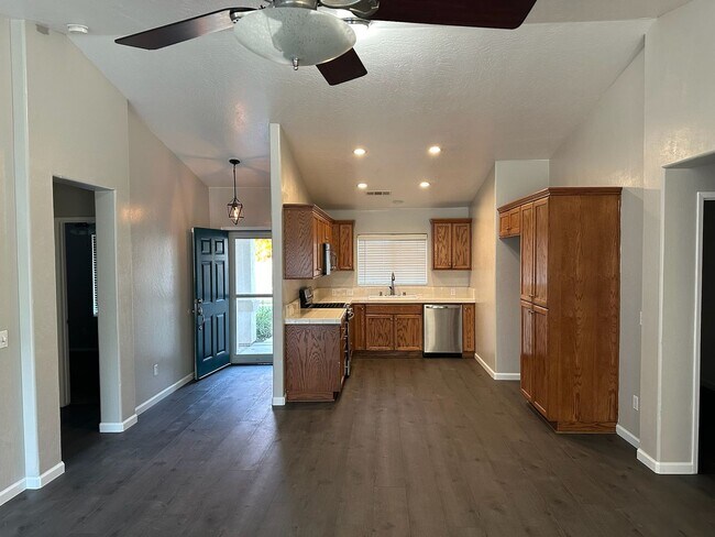 Building Photo - 1015 W Westmont Ct