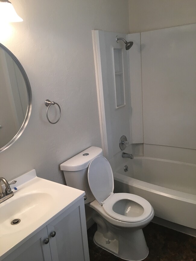 Building Photo - Newly remodeled 3 bed 2 bath