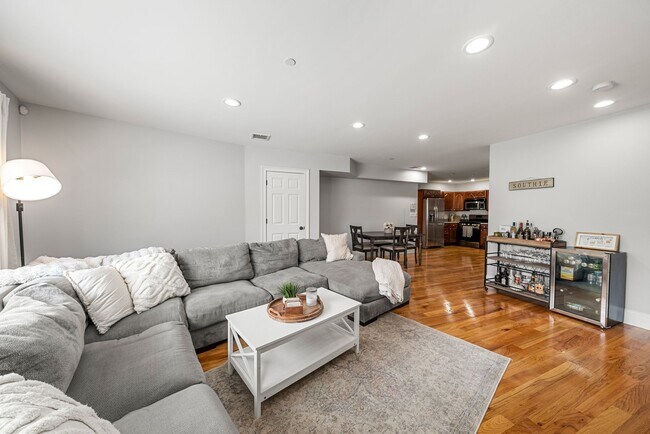 Primary Photo - 120 W Seventh St