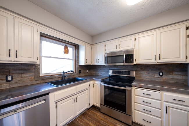 Building Photo - 1705 Slater Ln