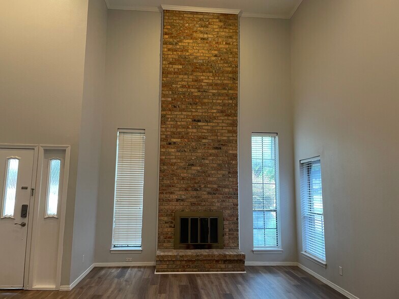 Building Photo - 3906 Clarke Ave