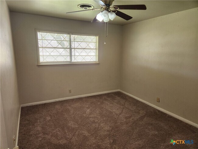 Building Photo - 2909 Oakdale Dr