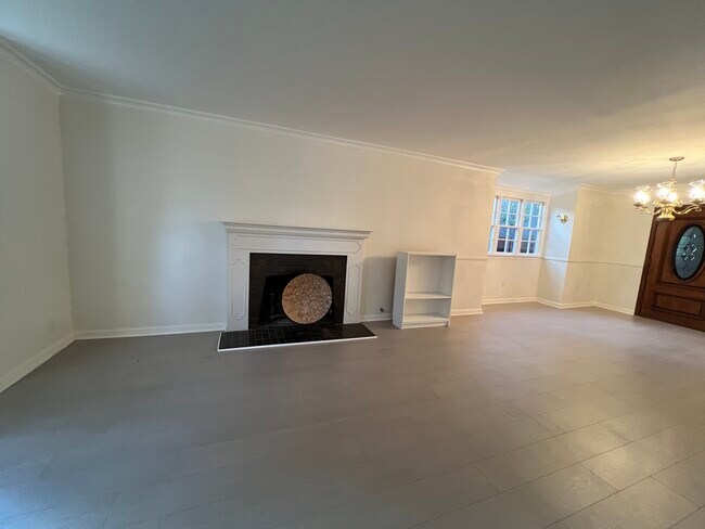 Building Photo - 217 Starlane Dr