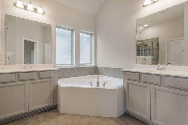 Building Photo - "Beautiful 3-Bed, 2-Bath Retreat in Northl...