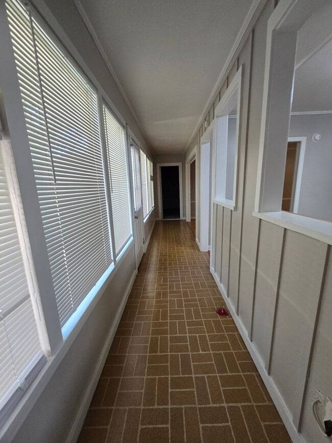 Building Photo - 3 bedroom 2 bathroom