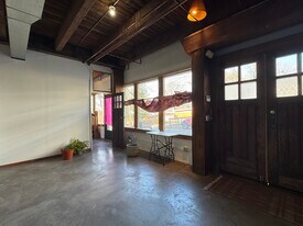 Building Photo - 915 W 16th St