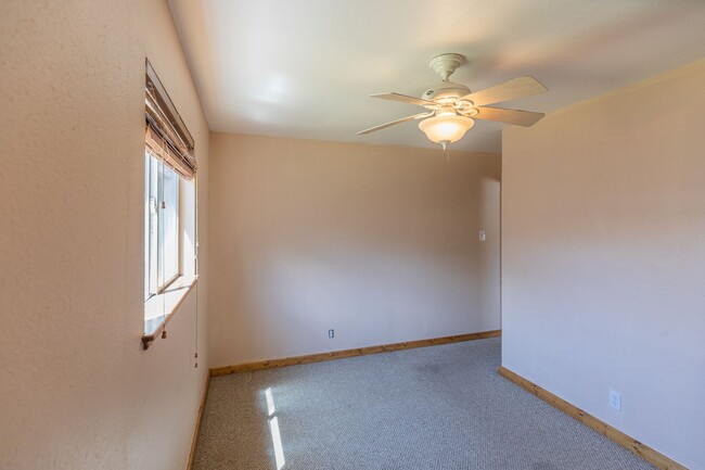 Building Photo - Beautiful 3 bedroom 1 bathroom home