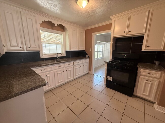Building Photo - 5424 Nightingale Dr