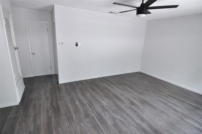 Building Photo - 11301 Oakwood Dr