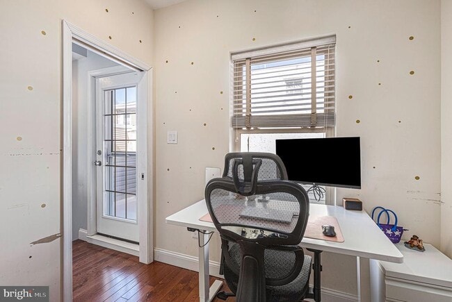 Building Photo - 1935 W George St