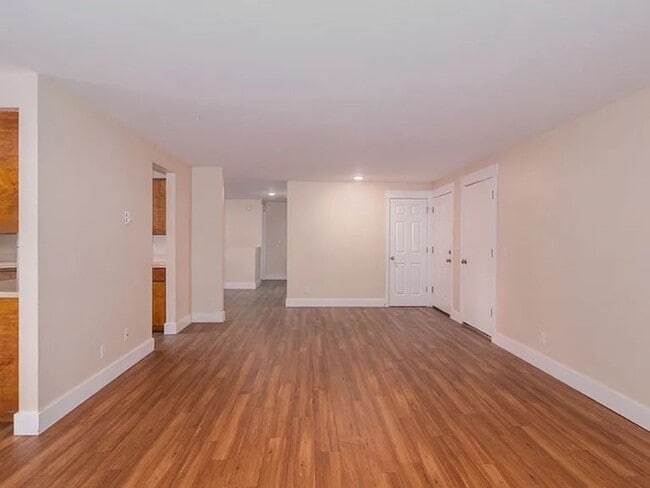 Building Photo - 4 Bed, 2 Bath Duplex Next to EWU!