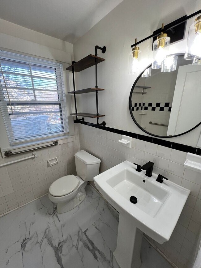 Building Photo - 3-Bedroom Home with Bonus Library/Office Near Local Attractions!