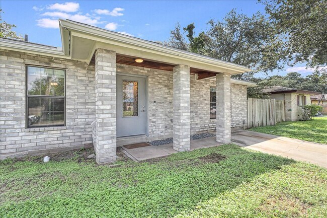 Building Photo - 2111 E Lott Ave
