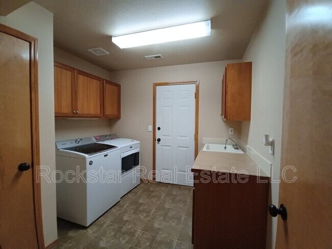 Building Photo - 6720 S Moran View St