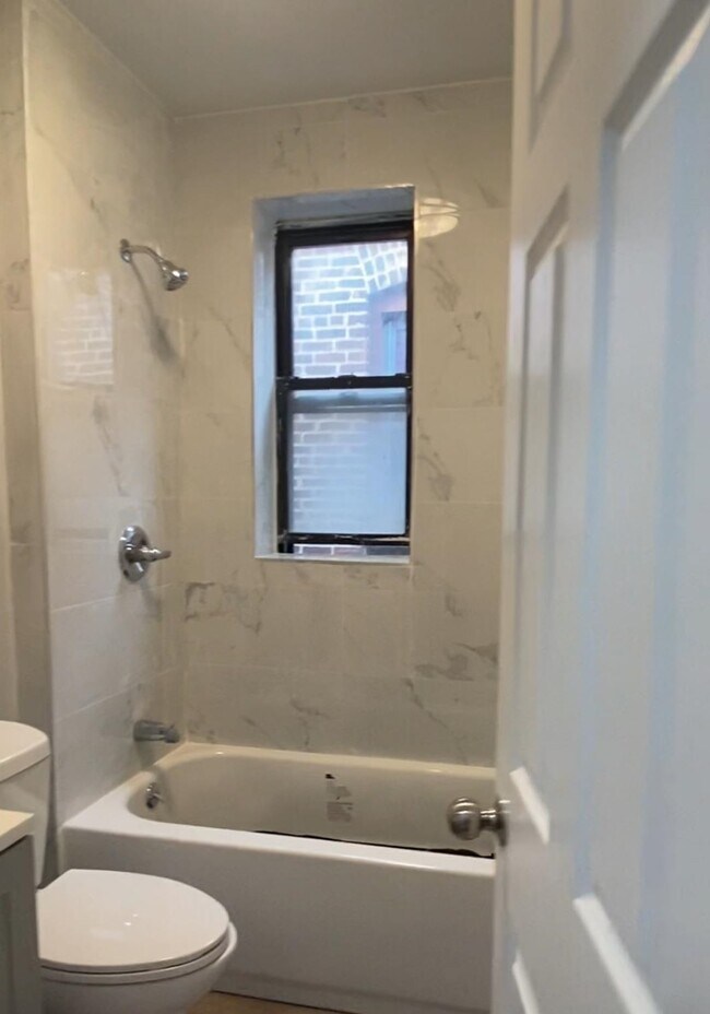 Building Photo - 308 60th St