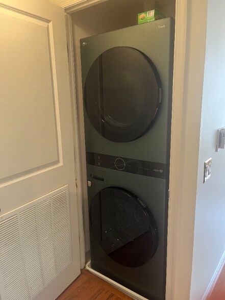 Building Photo - 930 Wayne Ave