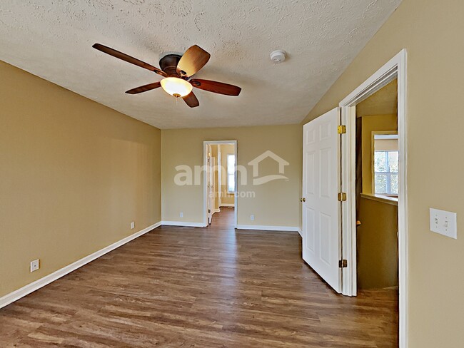 Building Photo - 2901 Summer Hollow Ct