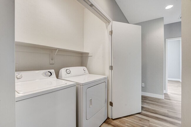 Building Photo - 3 Bedroom Condo