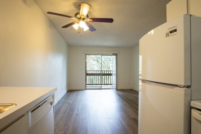 Building Photo - FREE RENT + Bonus $$$: Nicely Updated Top Floor Corner 2-Bdr Near OHSU w/Private Balcony!