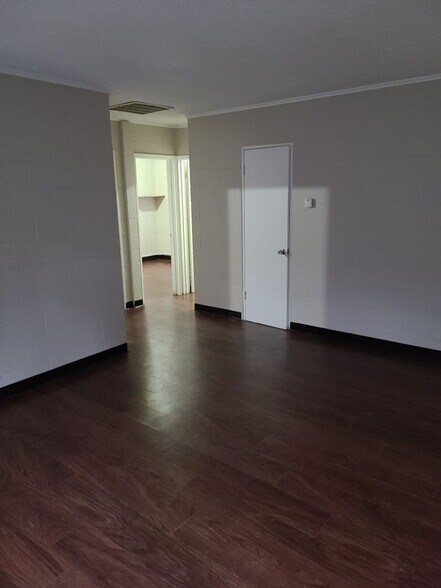 Building Photo - Spacious 2BR/1BA located on the west side ...