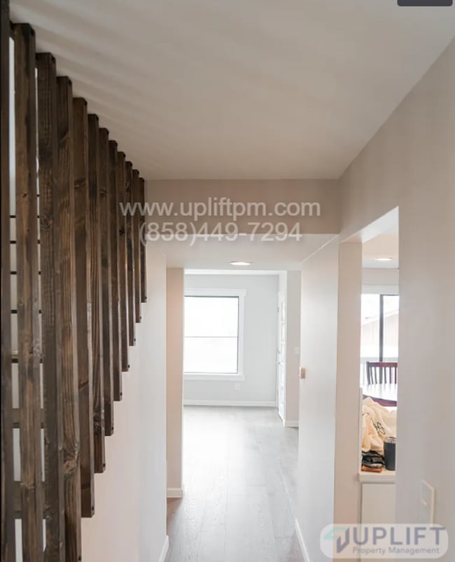 Building Photo - Spacious Townhome Just Minutes from the Be...