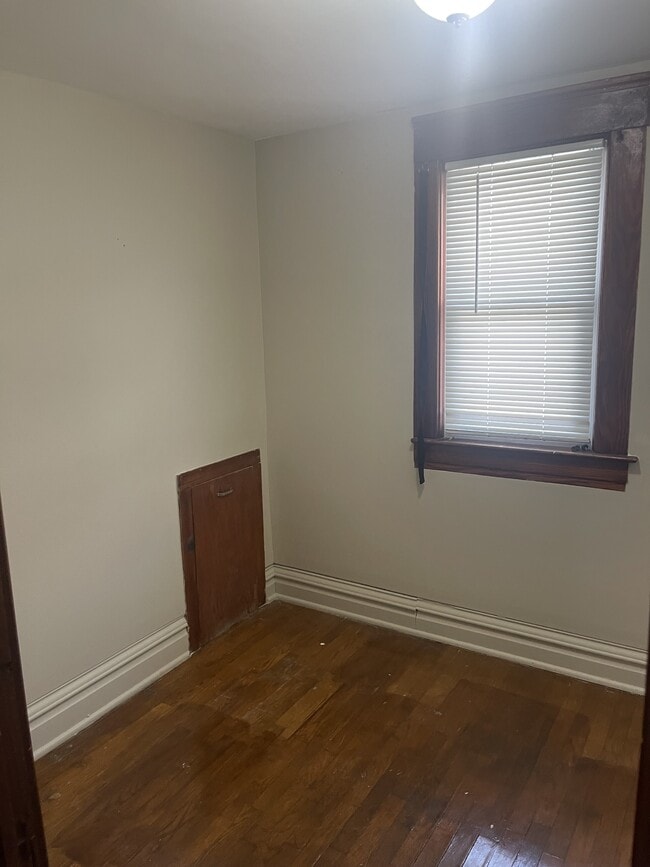 Building Photo - 607 N Sycamore St