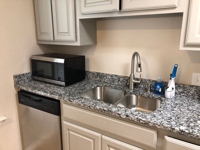 Building Photo - Move in Ready - 3 bedroom 2 bath 1 car garage