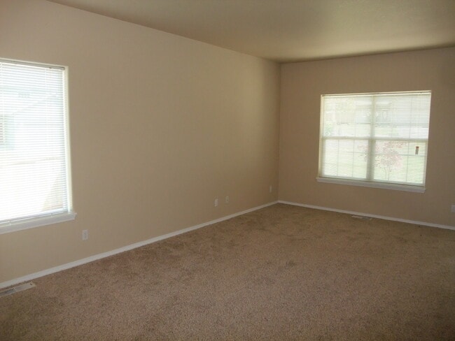 Building Photo - North Albany - Very Clean 5 Bedroom 2 1/2 ...